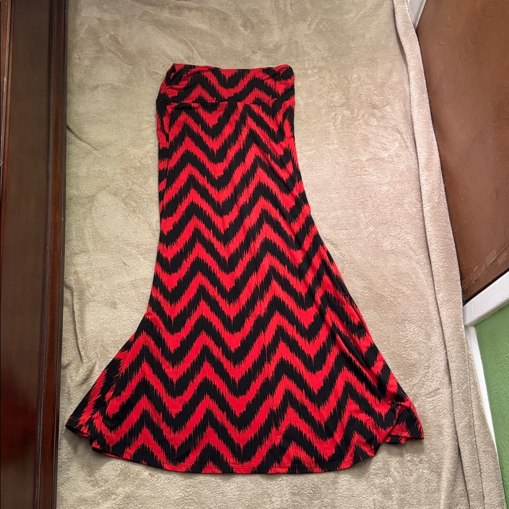 Large- Signature Studio Red and Black Chevron Maxi Skirt